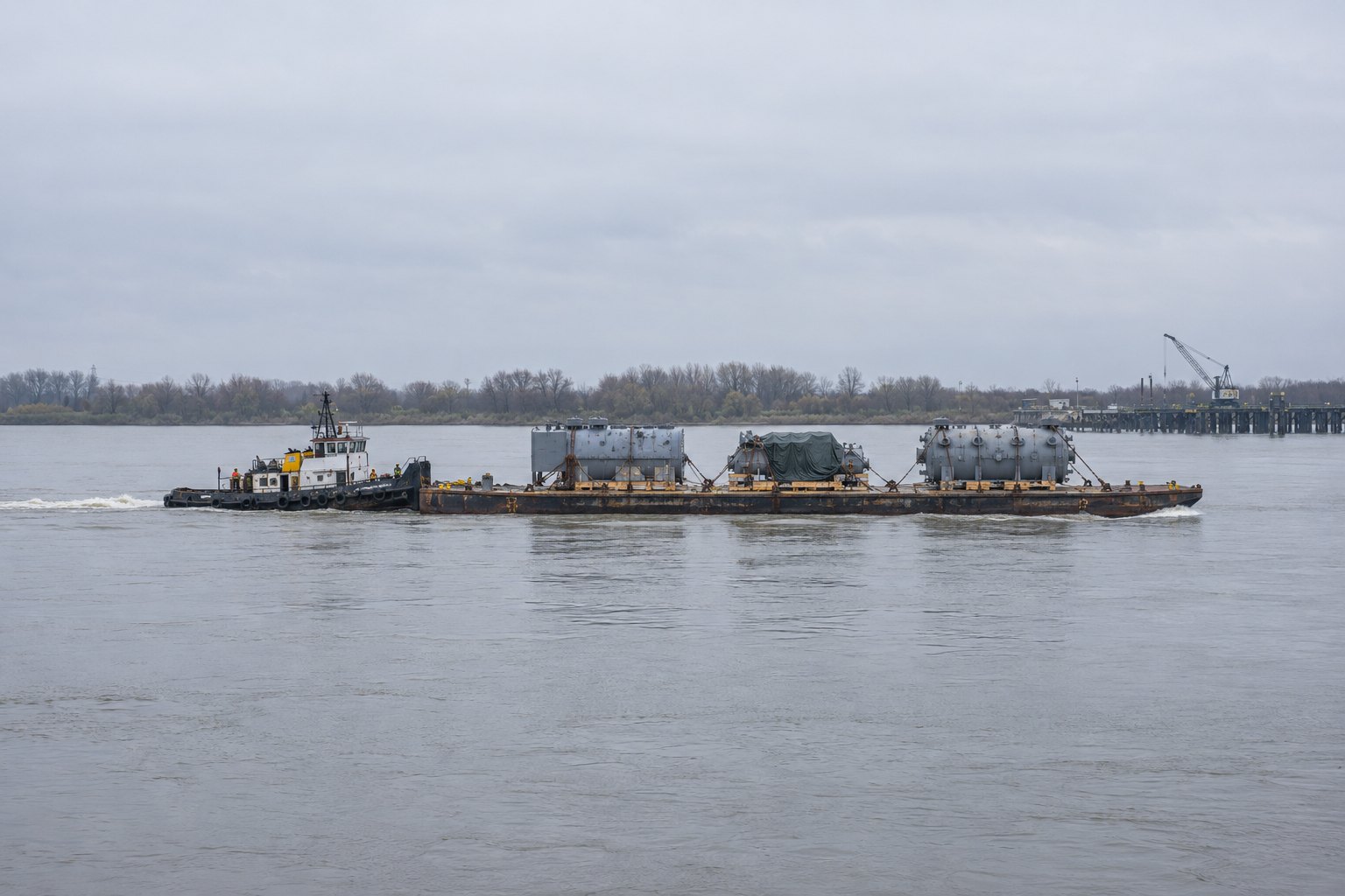 Баржа с крупногабаритным грузом у причала для перевалки на морское судно